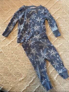 Baby snowflakes 2 piece pajamas size 6-12 months
